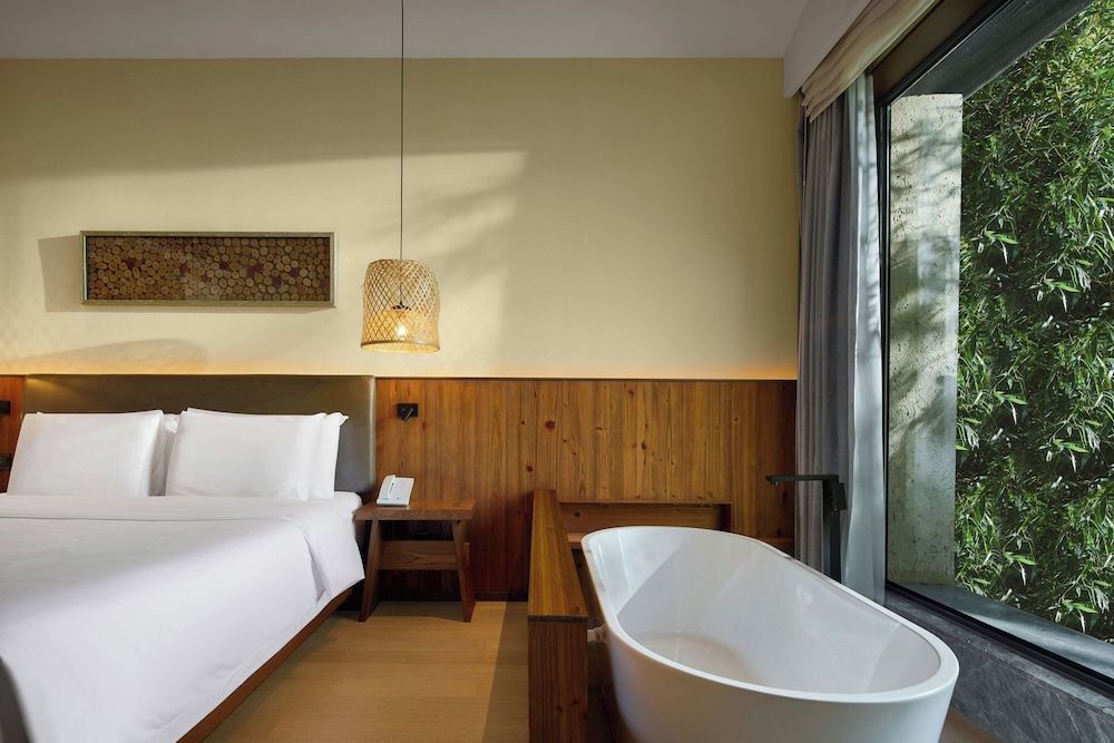 Suite, 1 Bedroom, Lake View