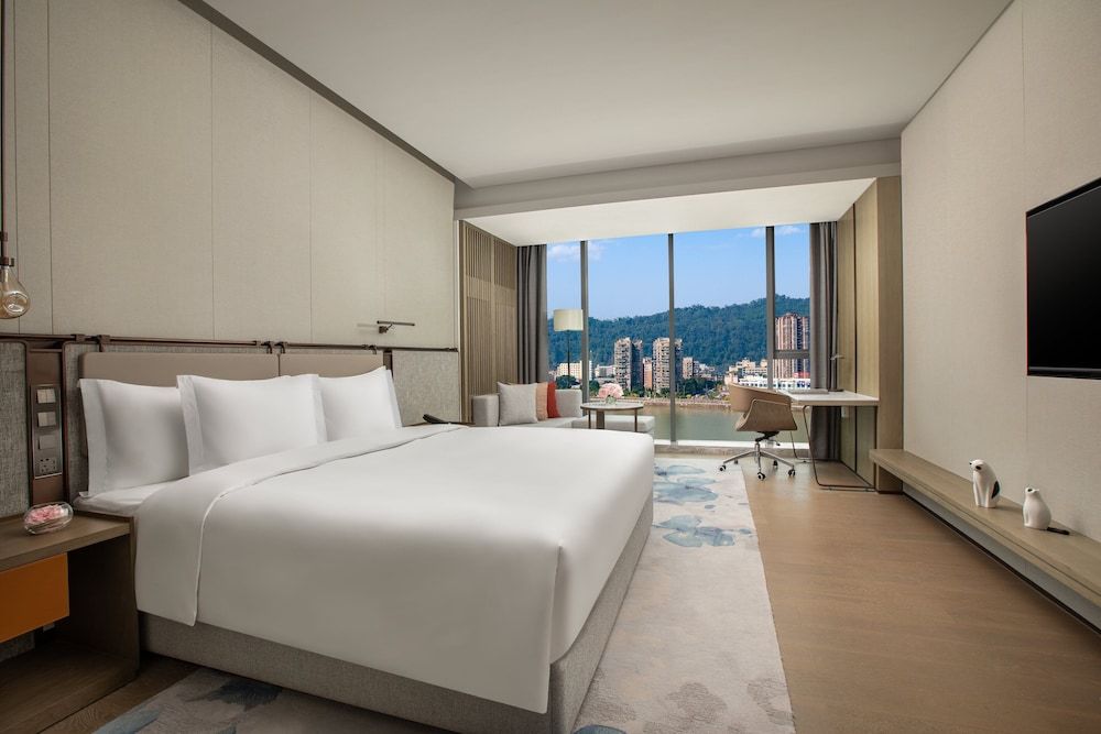 Standard Room, 1 King Bed, River View