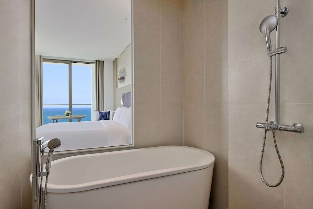 The Mermoon Resort Hainan Tufu Bay, Tapestry By Hilton Deluxe Room, 1 King Bed (Mermoon) 6