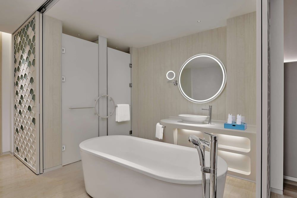 The Mermoon Resort Hainan Tufu Bay, Tapestry By Hilton Deluxe Room, 2 Twin Beds, Ocean View 7