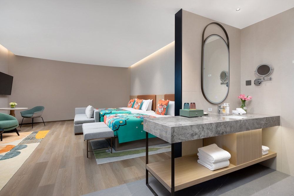 Family Room, 1 King Bed (Premium)