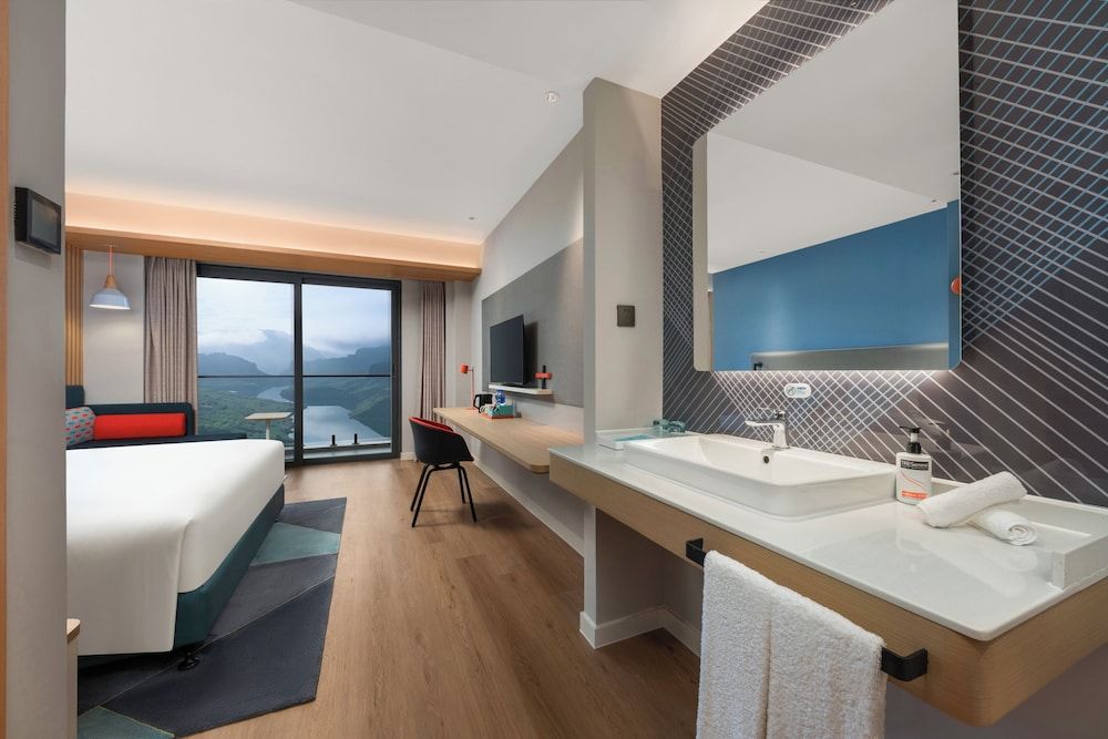 Standard Room, 1 King Bed, Lake View (Furnished Balcony)