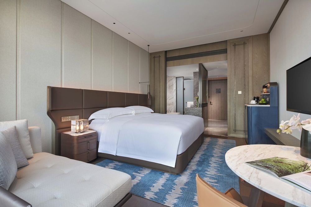 Classic Room, 1 King Bed, Club Lounge Access, Garden View
