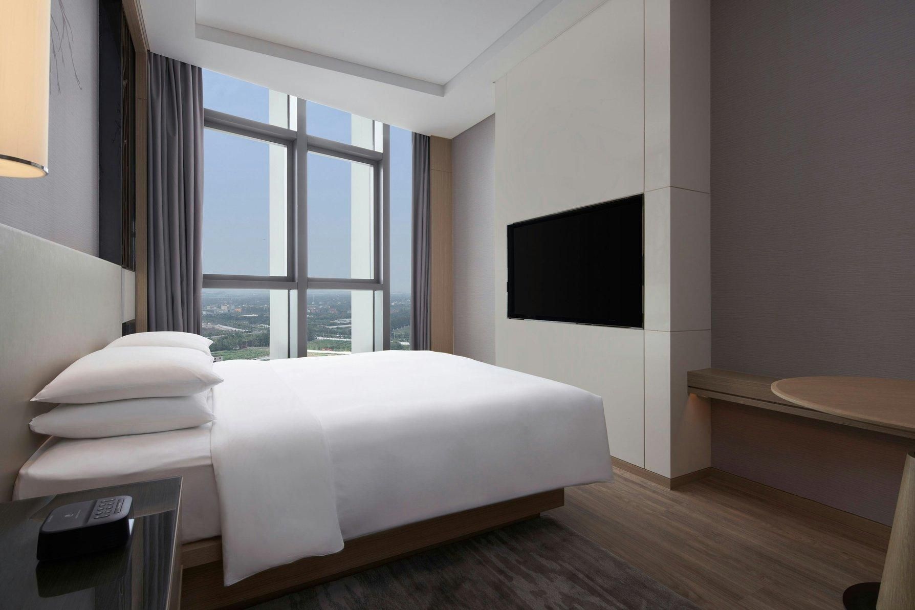 Premier king room, Guest room, 1 King, city view view, City view, Mid floor