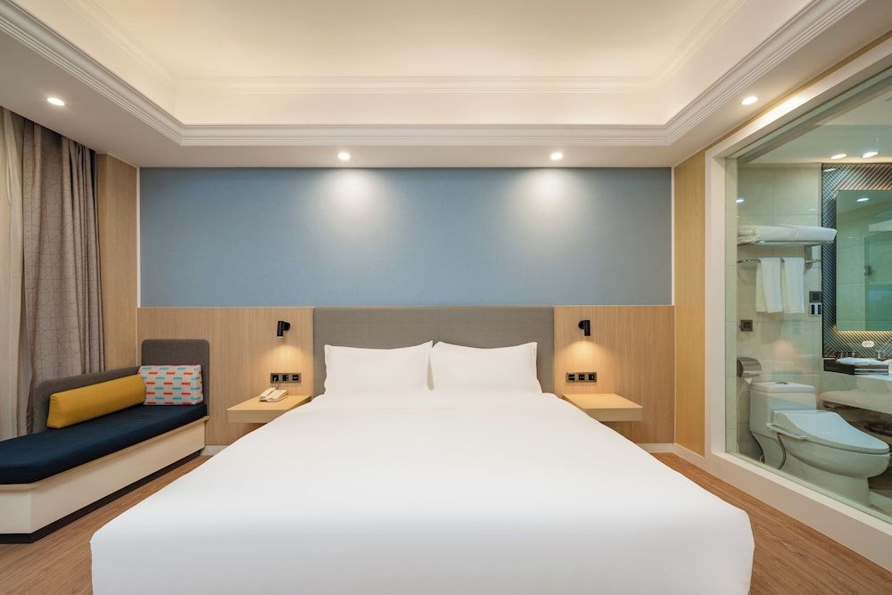 Standard Room, 1 King Bed (Extra Floor Space)