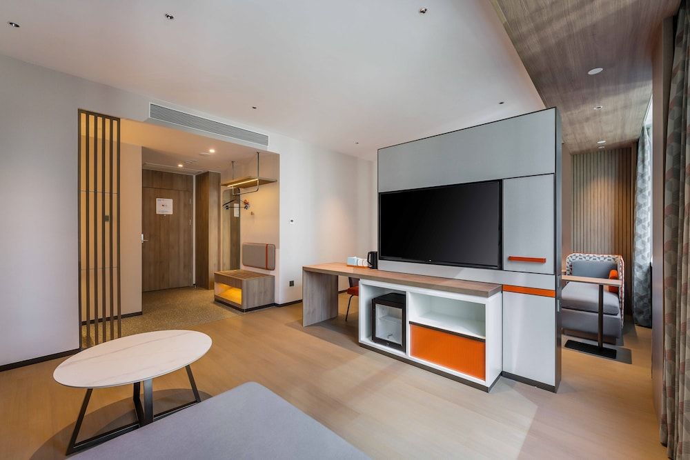 Holiday Inn Express Jiangmen East Station by IHG Suite, 1 King Bed 4