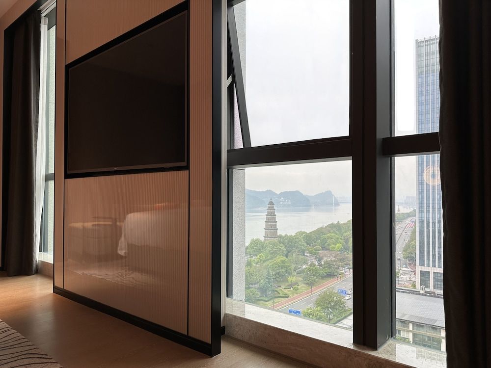 Grand Mercure Yichang Waitan Deluxe Room, 1 King Bed, River View 4