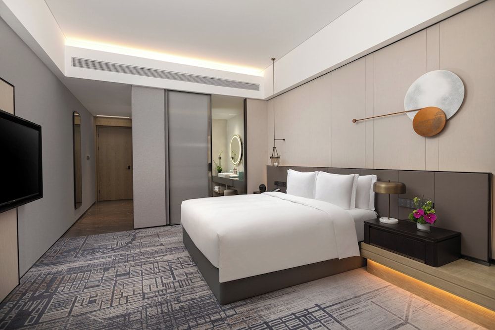 Standard Room, 1 King Bed, Club Lounge Access