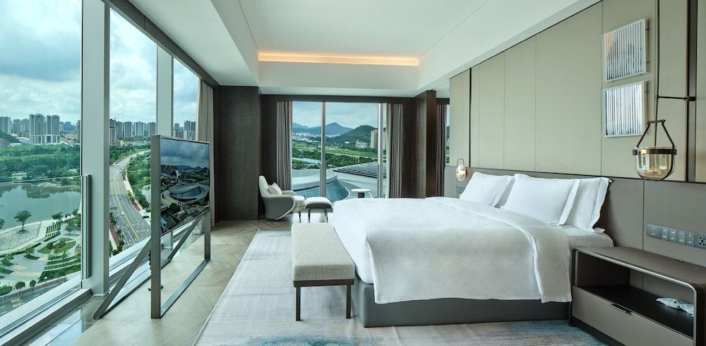 Crowne Plaza Jiangmen Binjiang by IHG Room, 1 Bedroom, Lake View (Living Area) 2