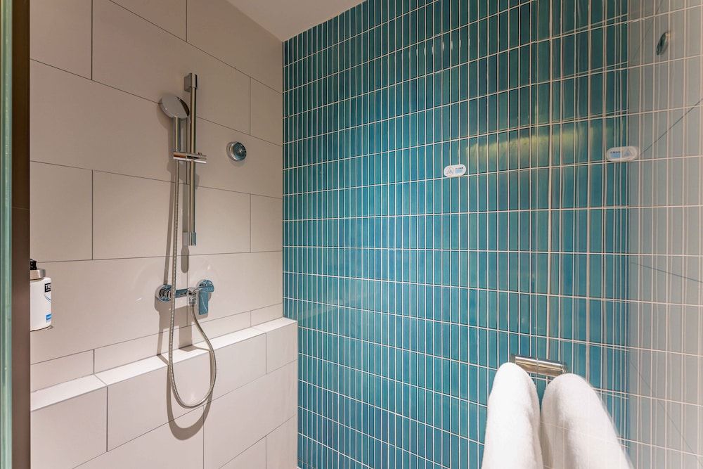 Holiday Inn Express Haiyan by IHG Room, 1 King Bed, Accessible 5