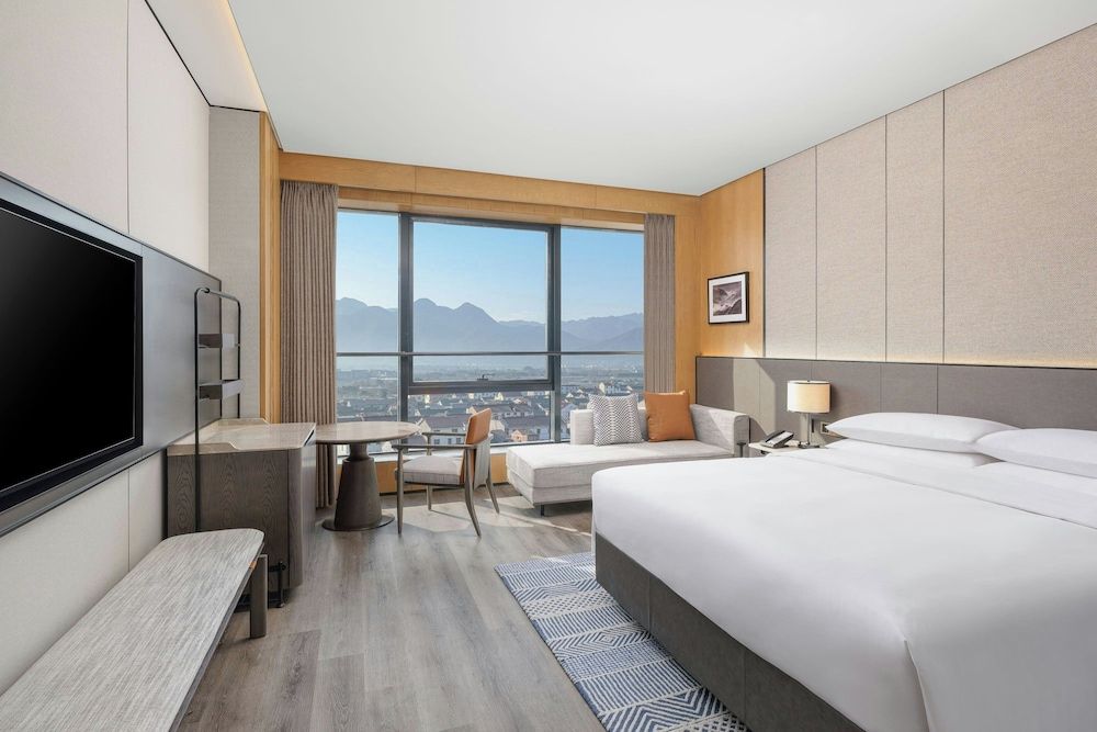 Sheraton Pujiang Room, 1 King Bed, Mountain View 3
