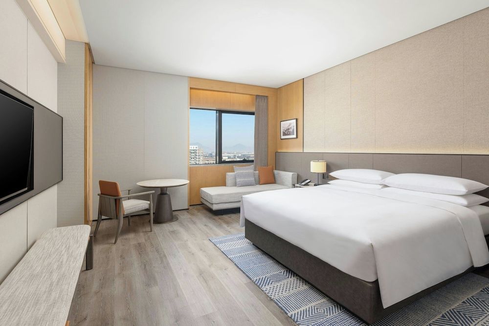 Sheraton Pujiang Club Suite, 1 King Bed, Mountain View 2