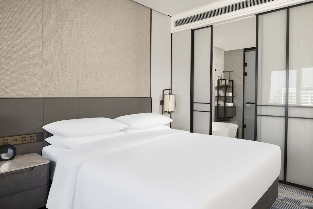 Sheraton Pujiang Room, 1 King Bed, Mountain View 2