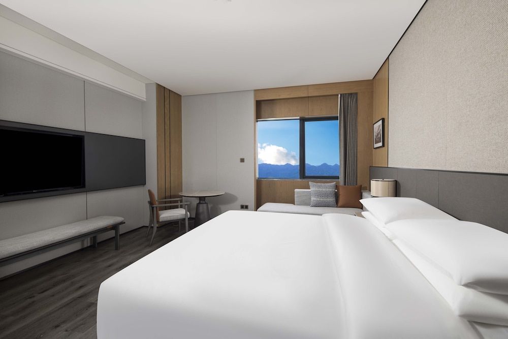 Sheraton Pujiang Club Suite, 1 King Bed, Mountain View