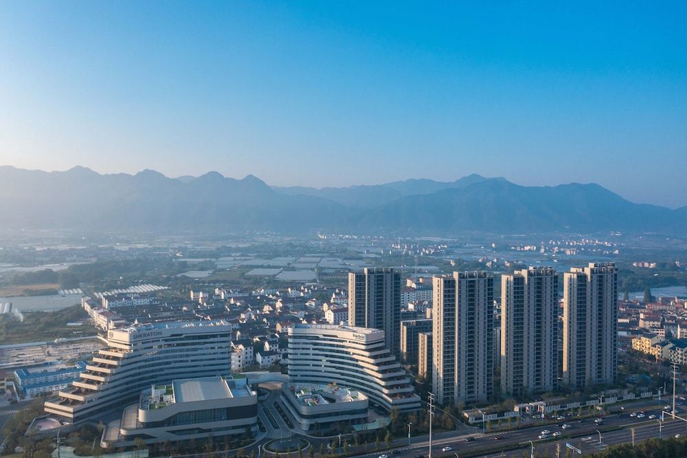 Sheraton Pujiang Room, 2 Double Beds, Mountain View 4