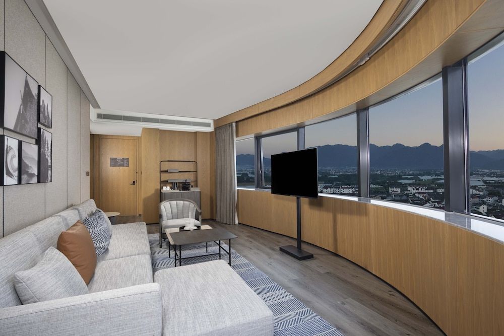 Sheraton Pujiang Club Suite, 1 King Bed, Mountain View 5