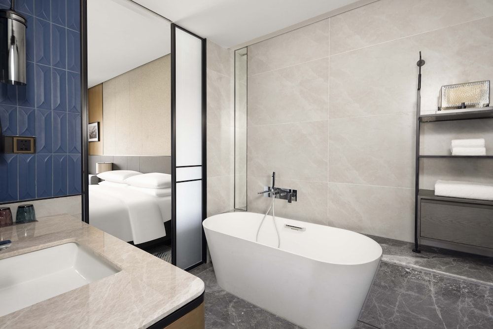 Sheraton Pujiang Room, 2 Double Beds, Mountain View 5