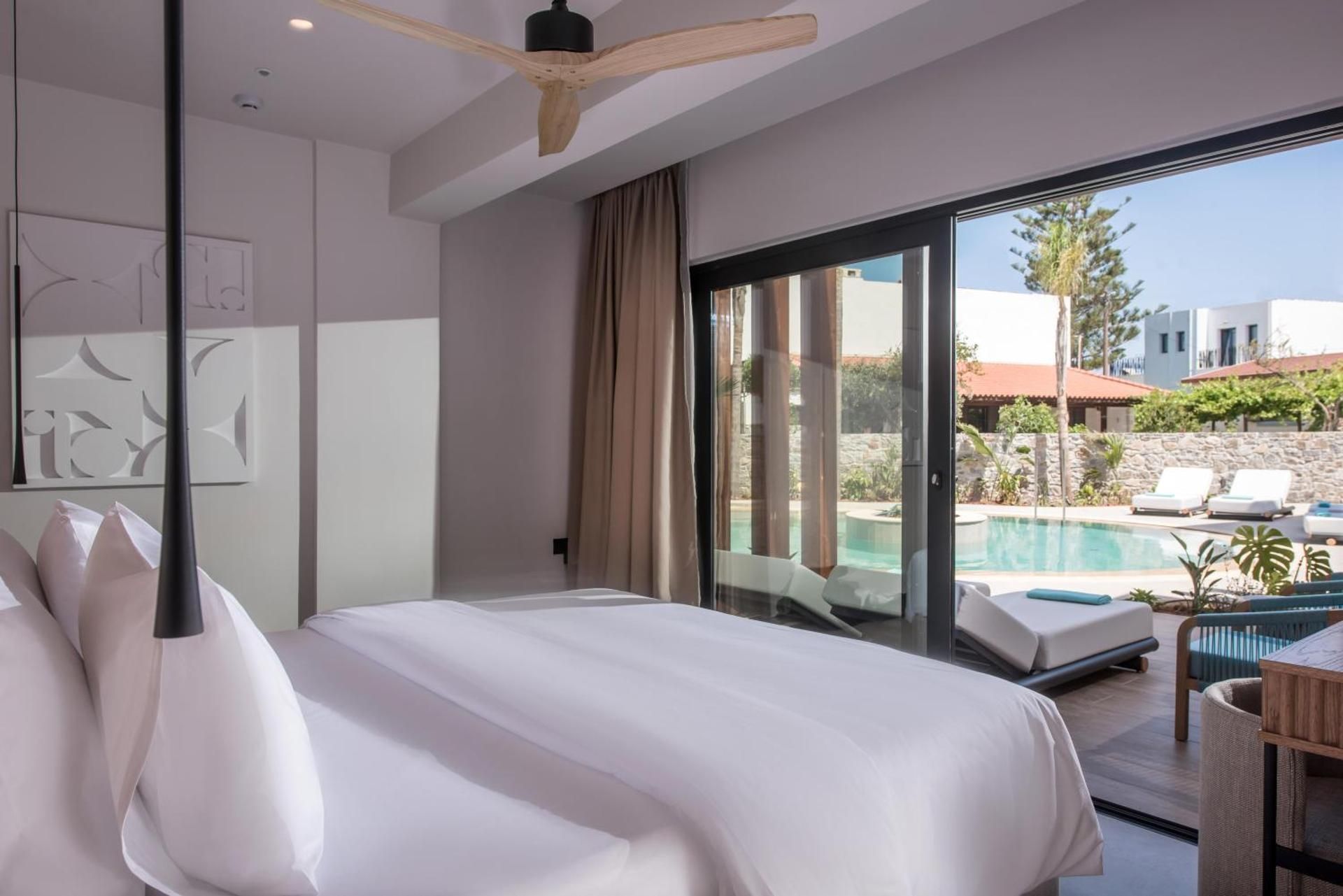  Double Room Swim Up