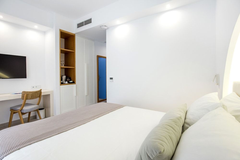 Standard Room, 1 Queen Bed, Non Smoking, Garden View