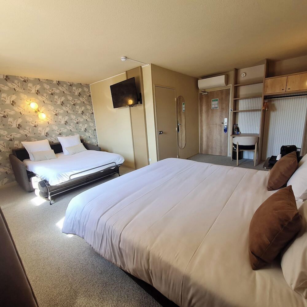 BRIT HOTEL CONFORT ALENCON Accessible Room 2