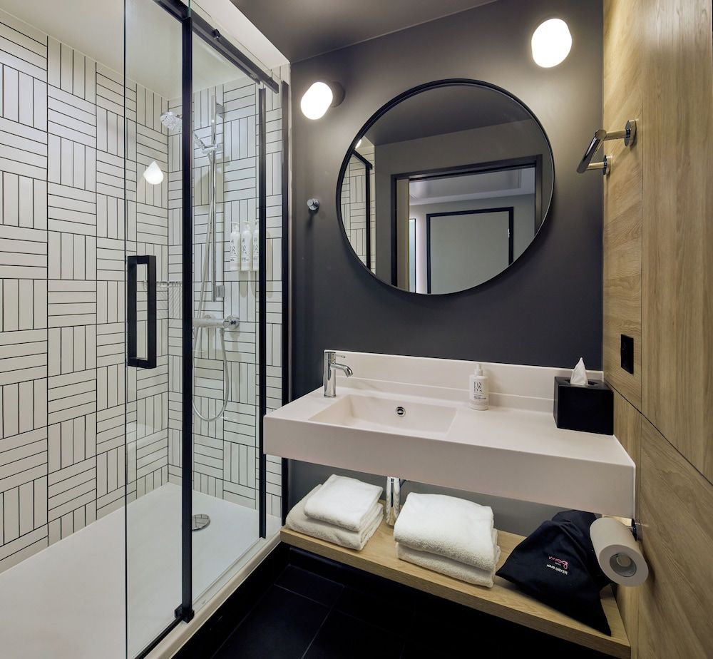 Moxy Nice Room, 2 Twin Beds 2