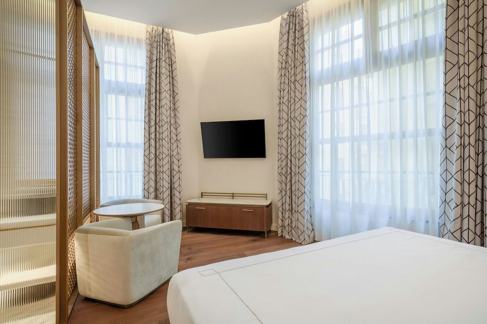 Room, 1 King Bed, City View (Corner)