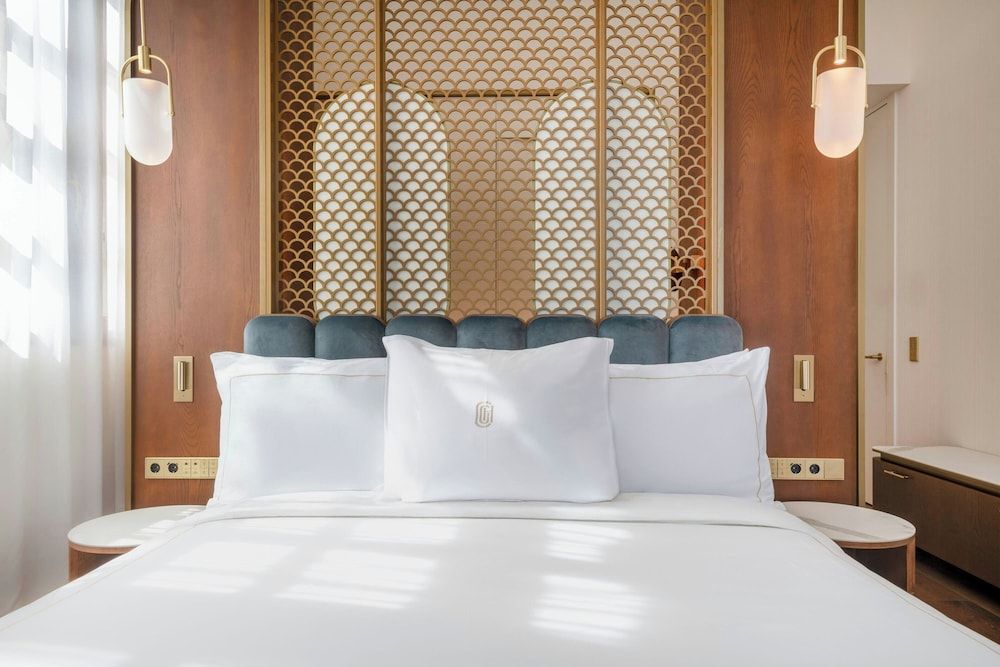 Premium Room, 1 King Bed, City View (Corner)