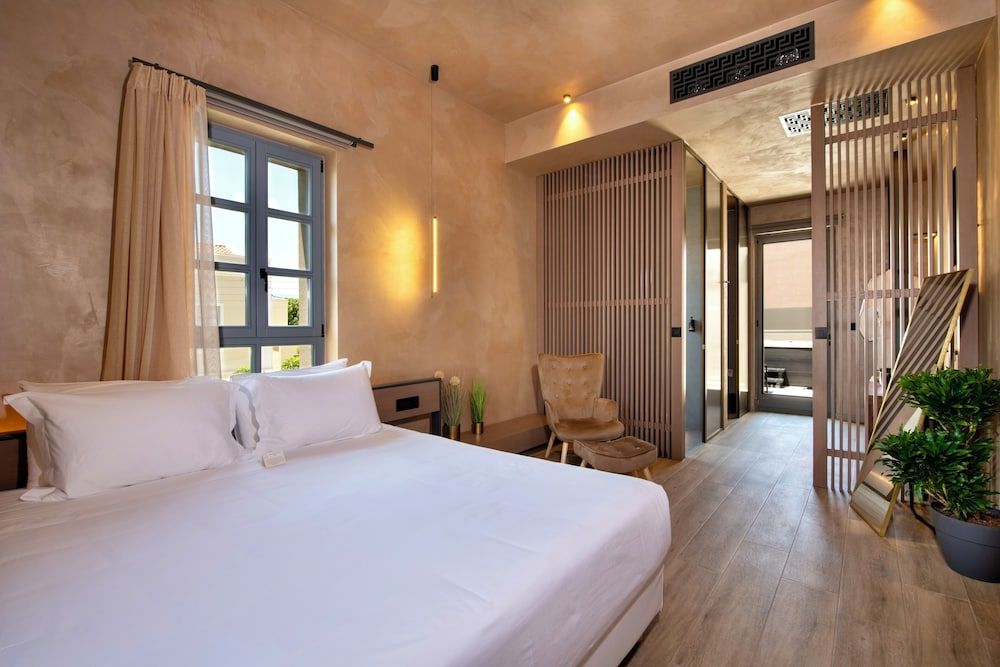 Panoramic Suite with Hot Tub