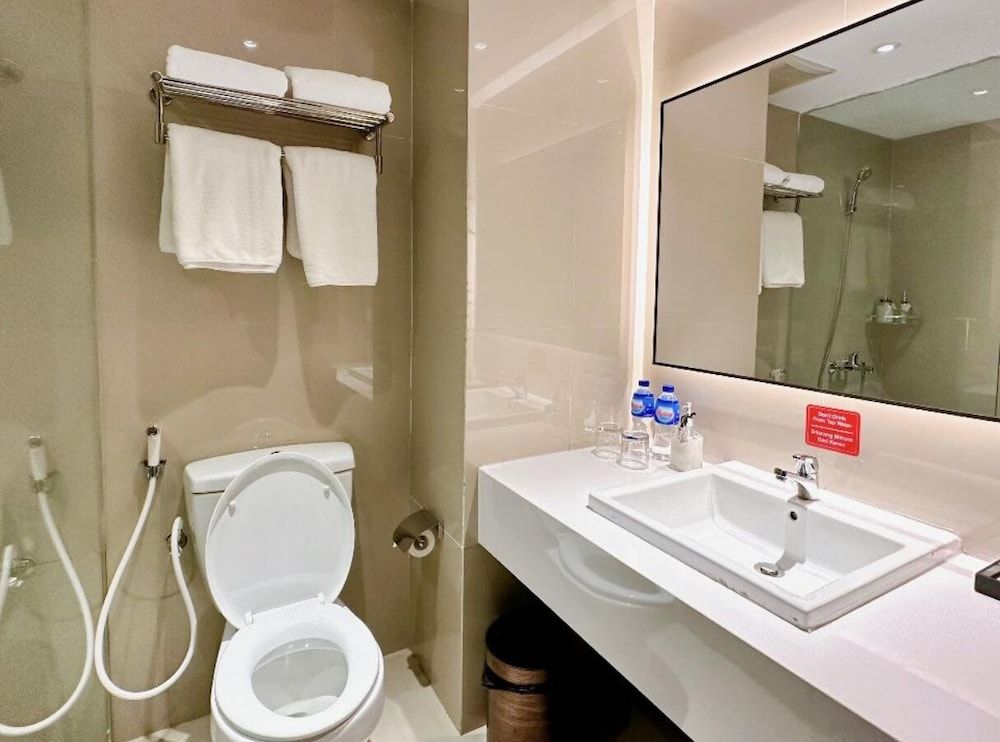 Aimas Hotel & Convention Centre Presidential Suite, 1 King Bed 5