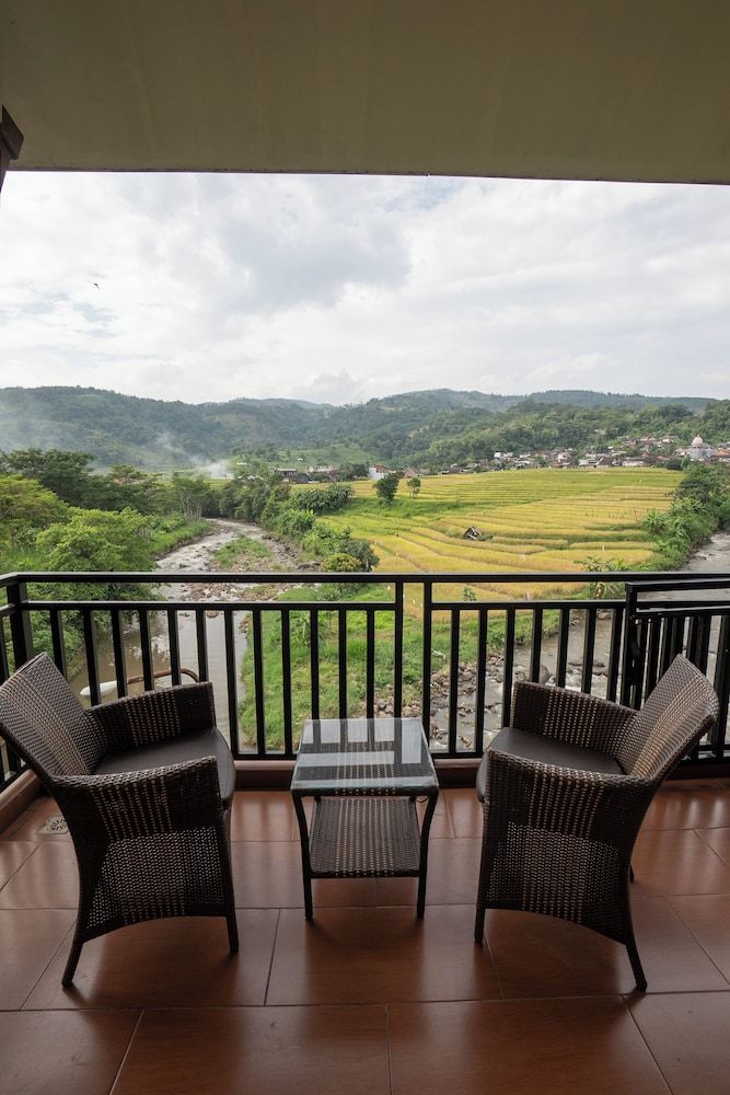 BeSS Resort and Waterpark Lawang Deluxe Quadruple Room 2