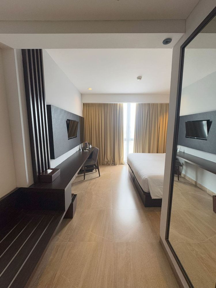 Laska Hotel Sukabumi Superior Room, City View 3