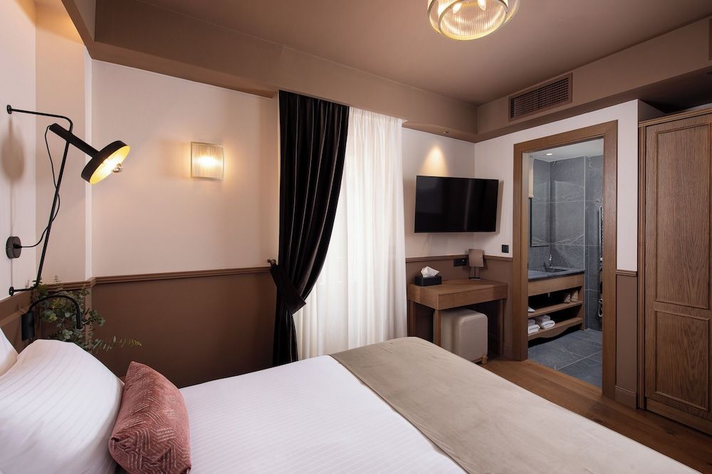 Deluxe Double Room with Side Sea View