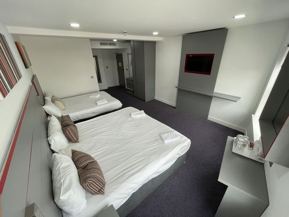 Ilford Hotel Goodmayes Quadruple Room, Ensuite 4