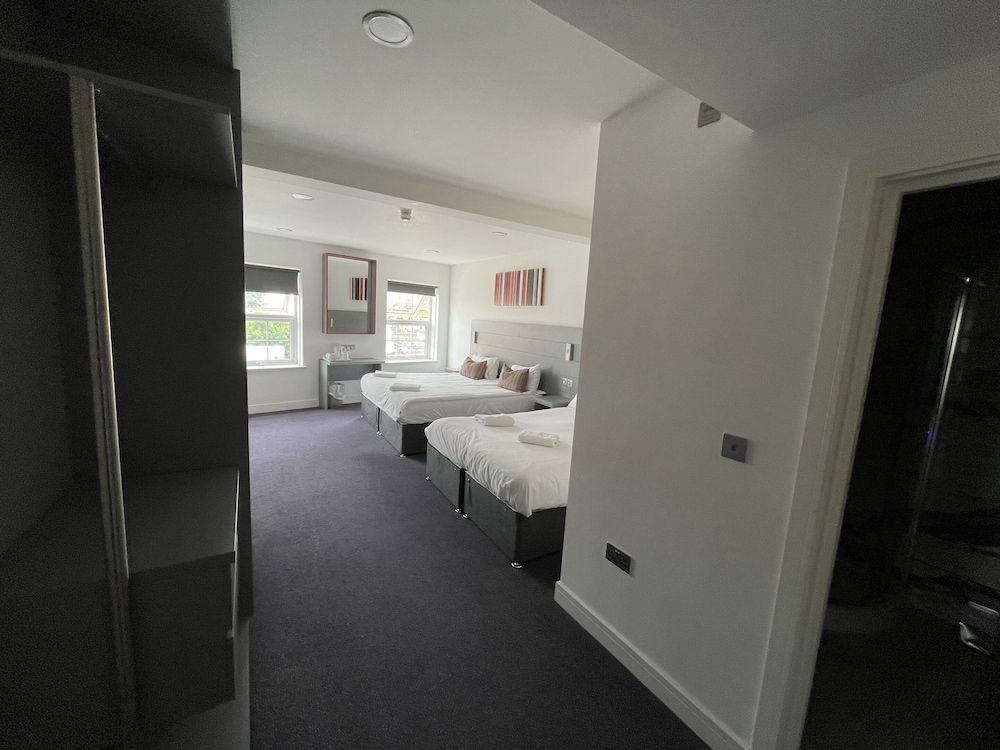 Ilford Hotel Goodmayes Quadruple Room, Ensuite 5