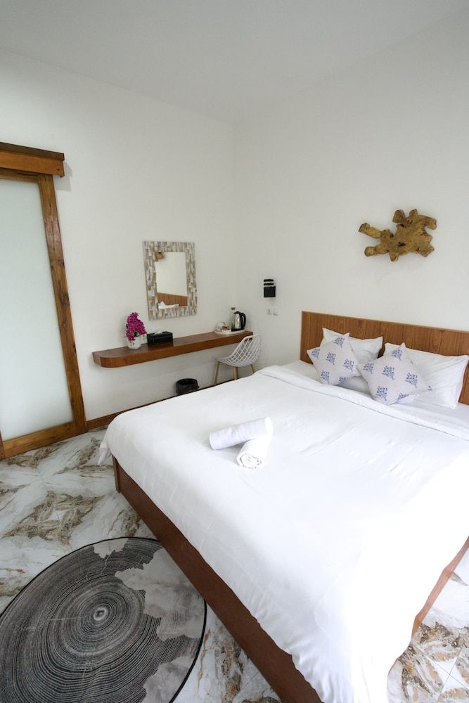 Deluxe Room, 1 King Bed, Balcony, Garden View