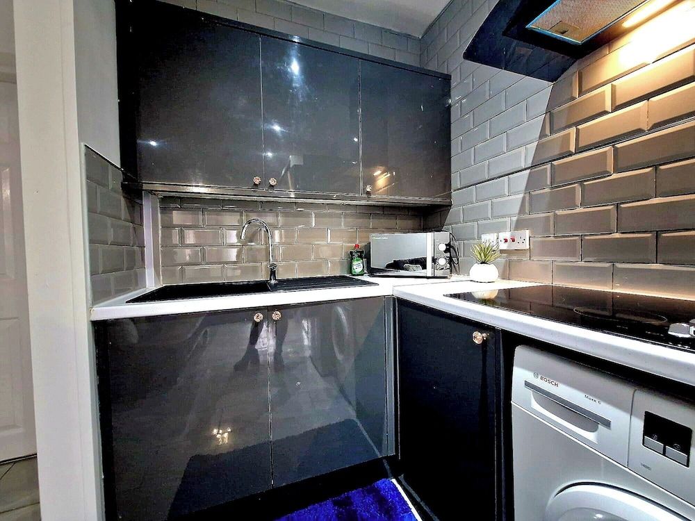 Seaside Escape - Sleeps 4 - Pets Ok - Free Parking Apartment 12