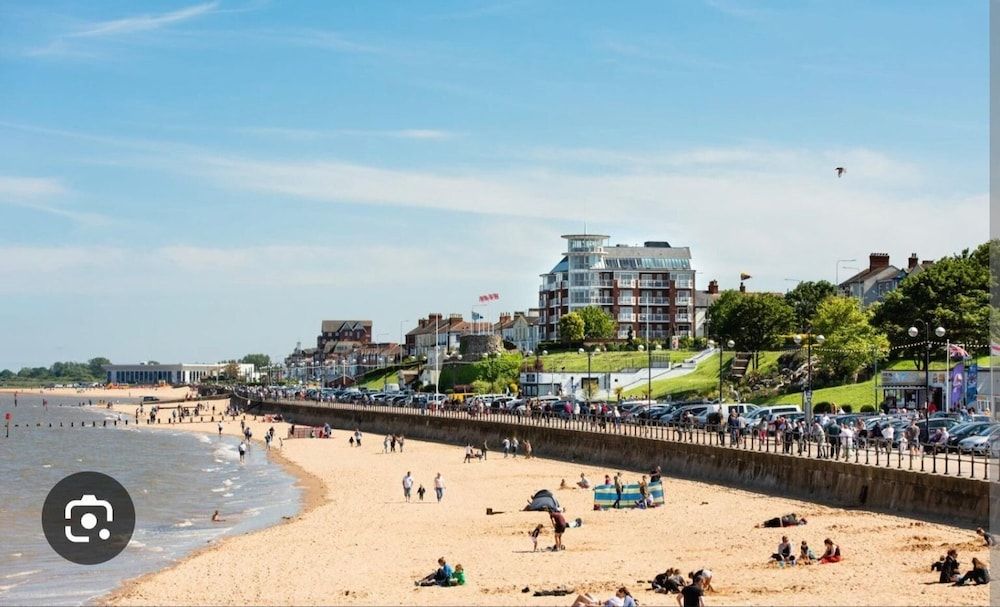 Seaside Escape - Sleeps 4 - Pets Ok - Free Parking Apartment 10
