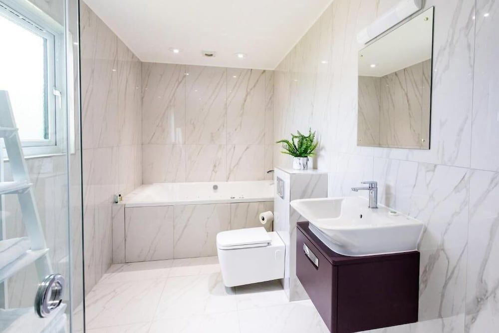 The Vale Golf & Country Club Superior Cabin, Lake View 5