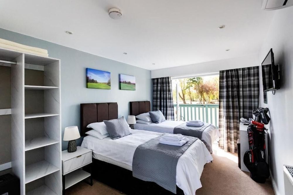 The Vale Golf & Country Club Cabin, Lake View 8