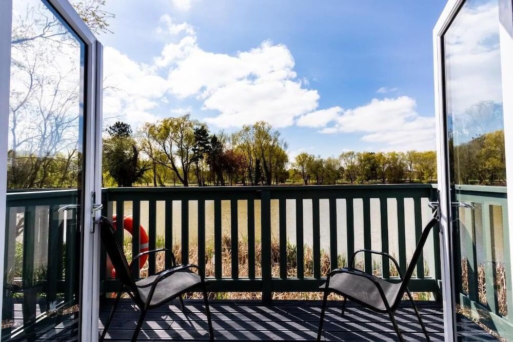 The Vale Golf & Country Club Cabin, Lake View 10