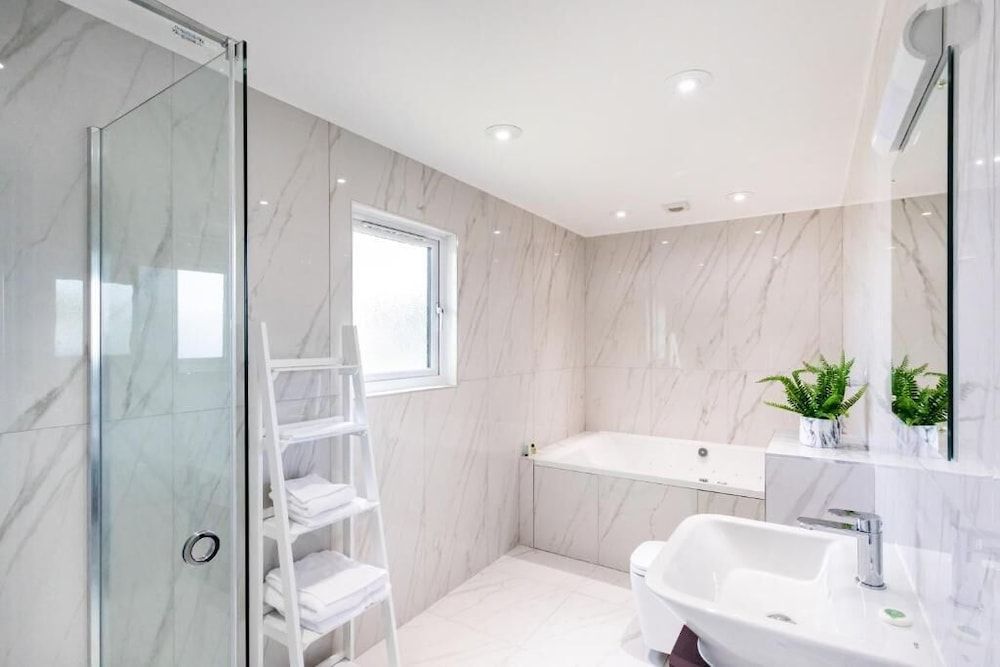 The Vale Golf & Country Club Superior Cabin, Lake View 6