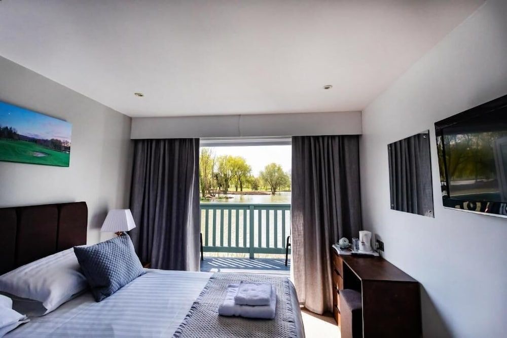 The Vale Golf and Country Club Cabin, Lake View 6