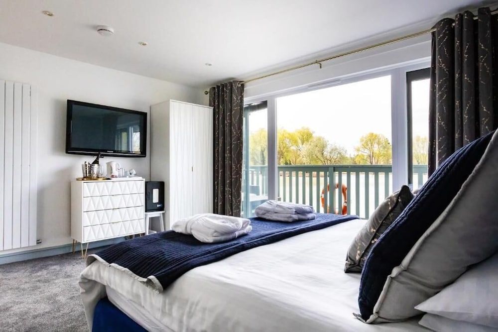 The Vale Golf & Country Club Superior Cabin, Lake View 4