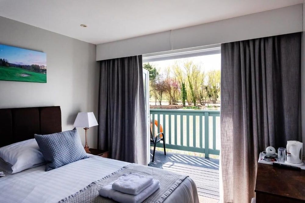 The Vale Golf and Country Club Cabin, Lake View 9