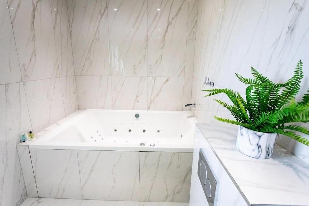 The Vale Golf & Country Club Superior Cabin, Lake View 7