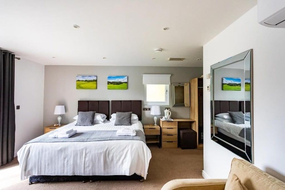 The Vale Golf and Country Club Family Cabin, Lake View 7