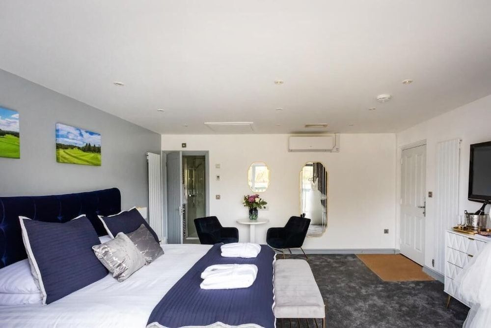 The Vale Golf & Country Club Superior Cabin, Lake View 8