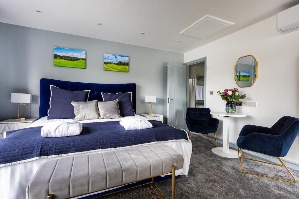 The Vale Golf and Country Club Superior Cabin, Lake View 2