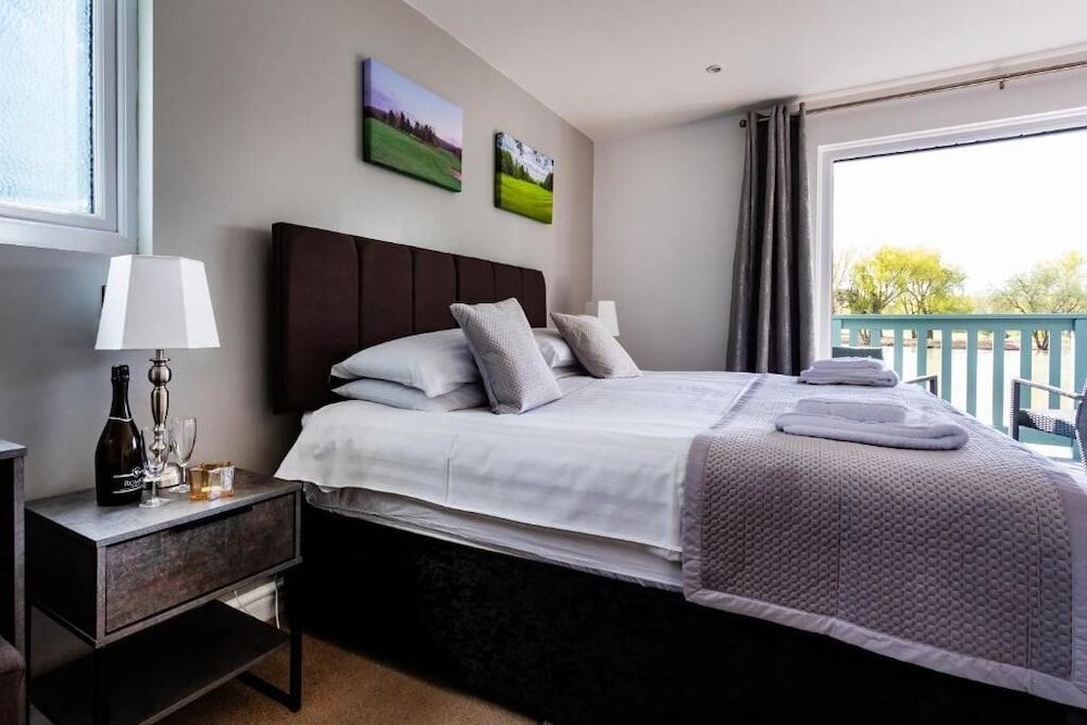 The Vale Golf & Country Club Cabin, Lake View 5