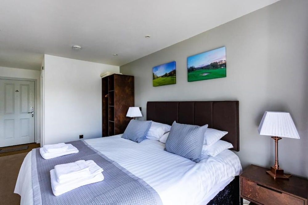 The Vale Golf & Country Club Cabin, Lake View 6